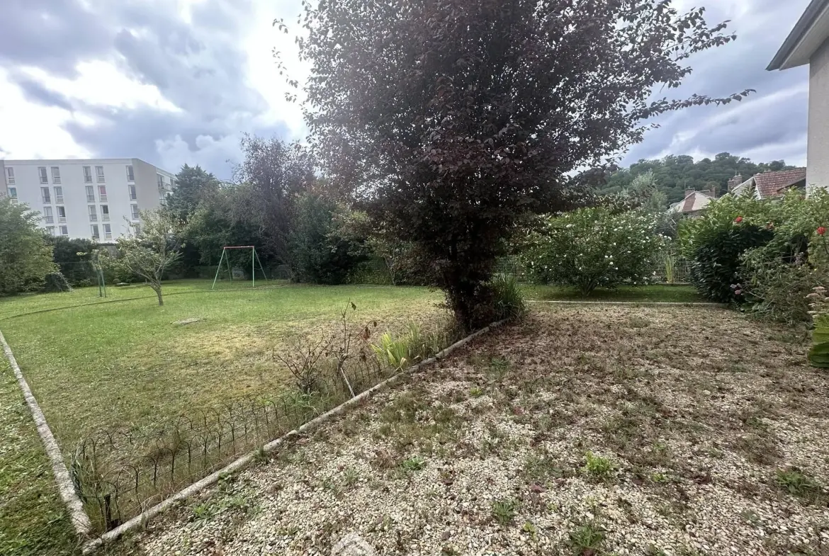 Maison de plain-pied avec sous-sol à Laon - 2 chambres, garage et atelier 