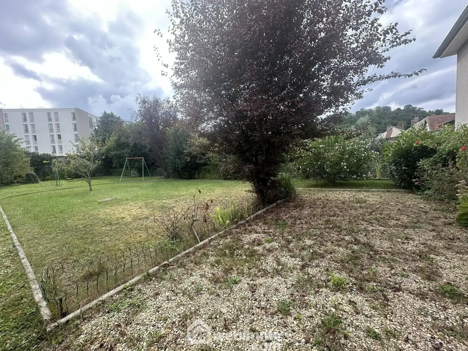 Maison de plain-pied avec sous-sol à Laon - 2 chambres, garage et atelier 