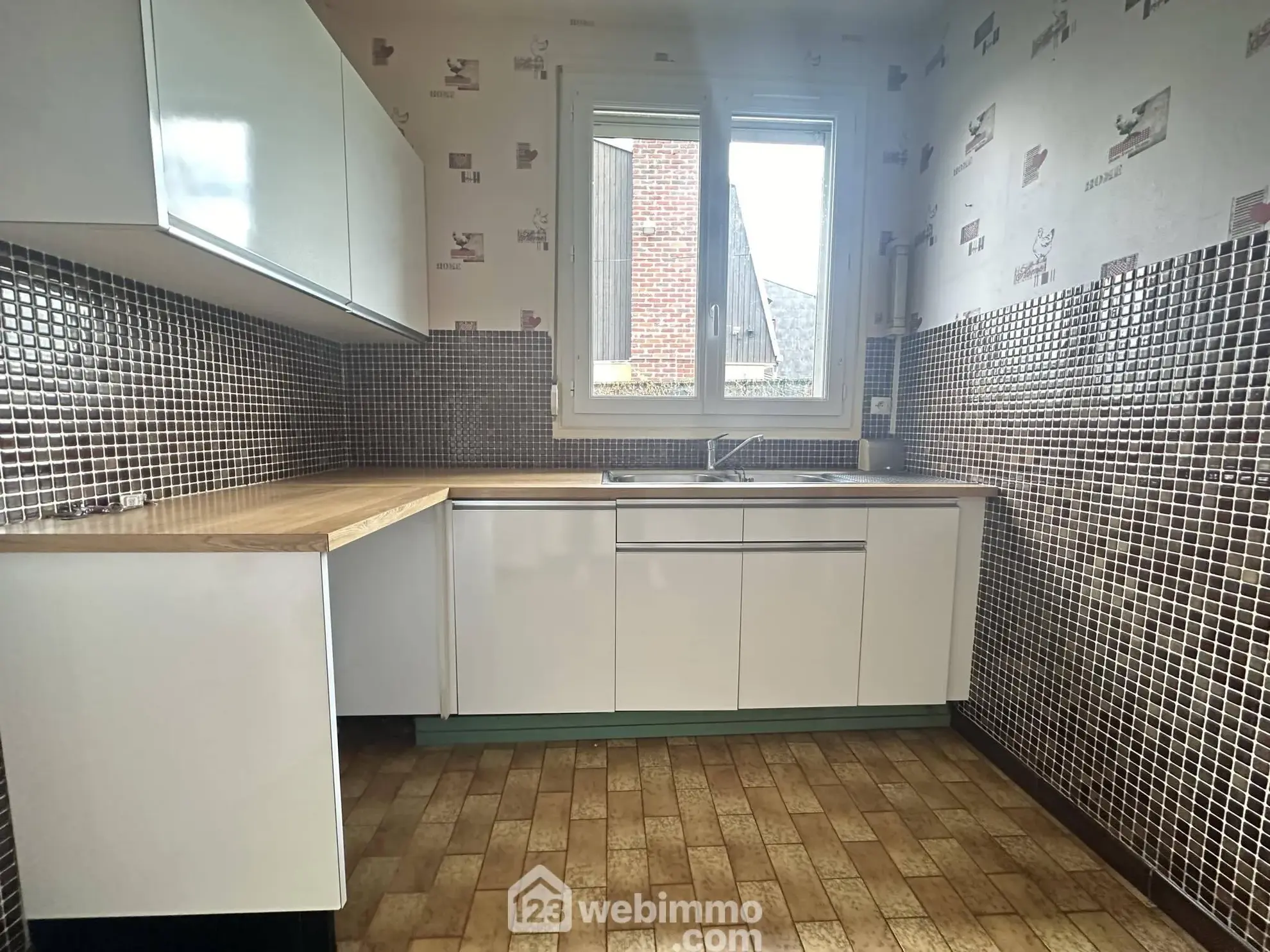 Maison de plain-pied avec sous-sol à Laon - 2 chambres, garage et atelier 