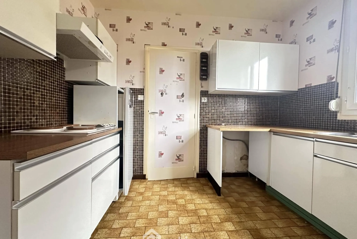 Maison de plain-pied avec sous-sol à Laon - 2 chambres, garage et atelier 