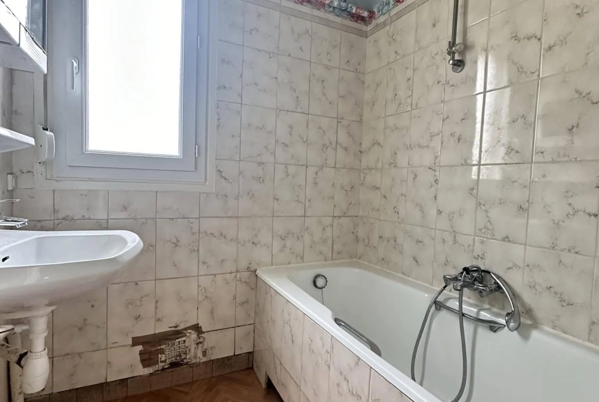 Maison de plain-pied avec sous-sol à Laon - 2 chambres, garage et atelier 
