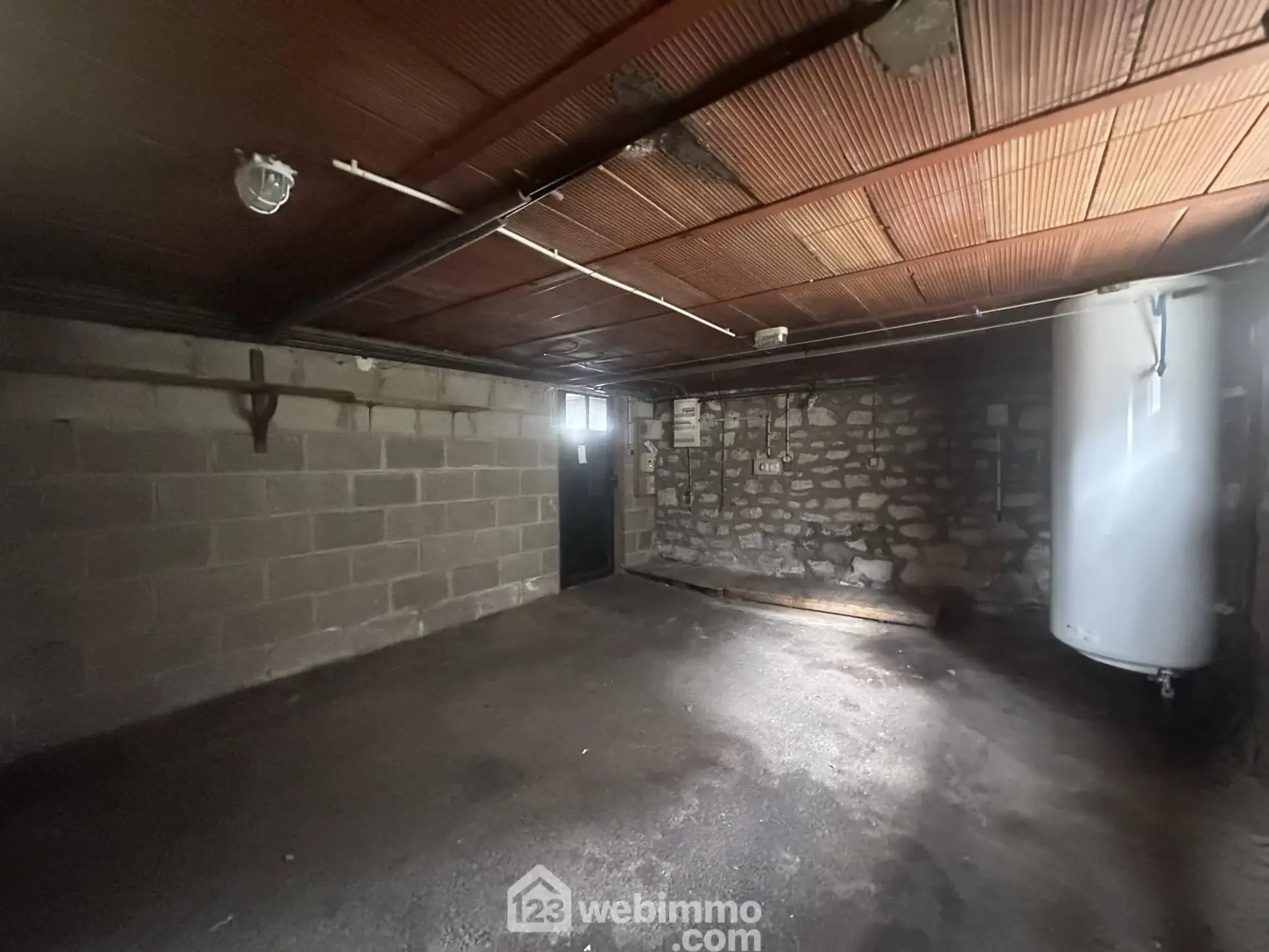 Maison de plain-pied avec sous-sol à Laon - 2 chambres, garage et atelier 