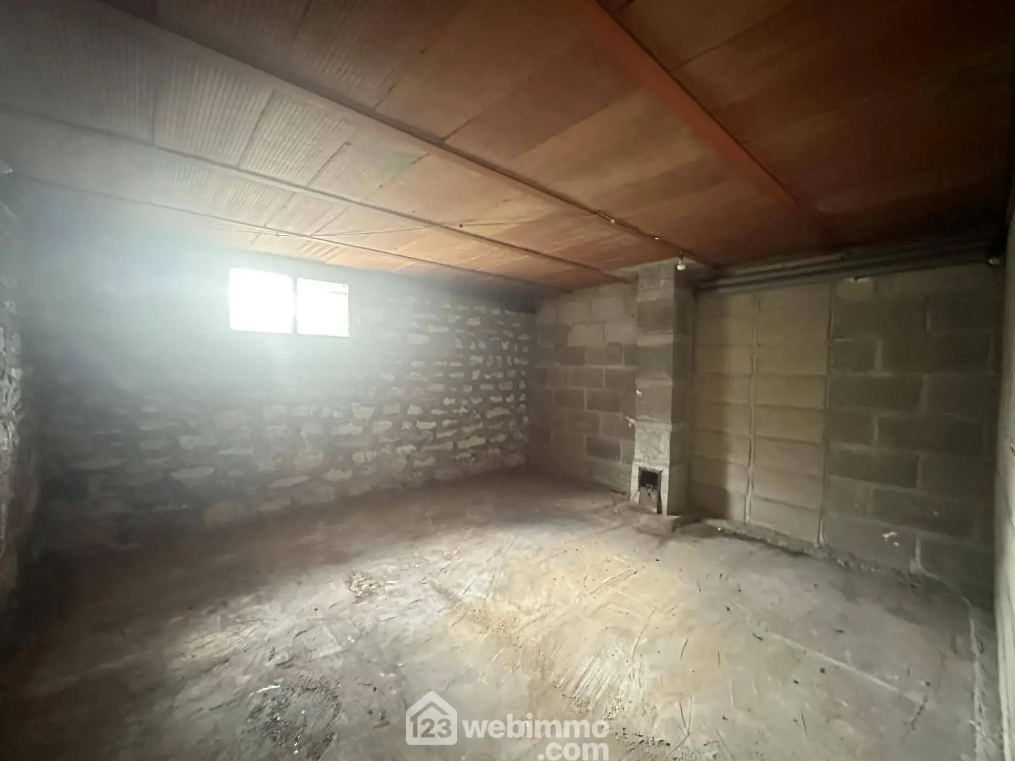 Maison de plain-pied avec sous-sol à Laon - 2 chambres, garage et atelier 