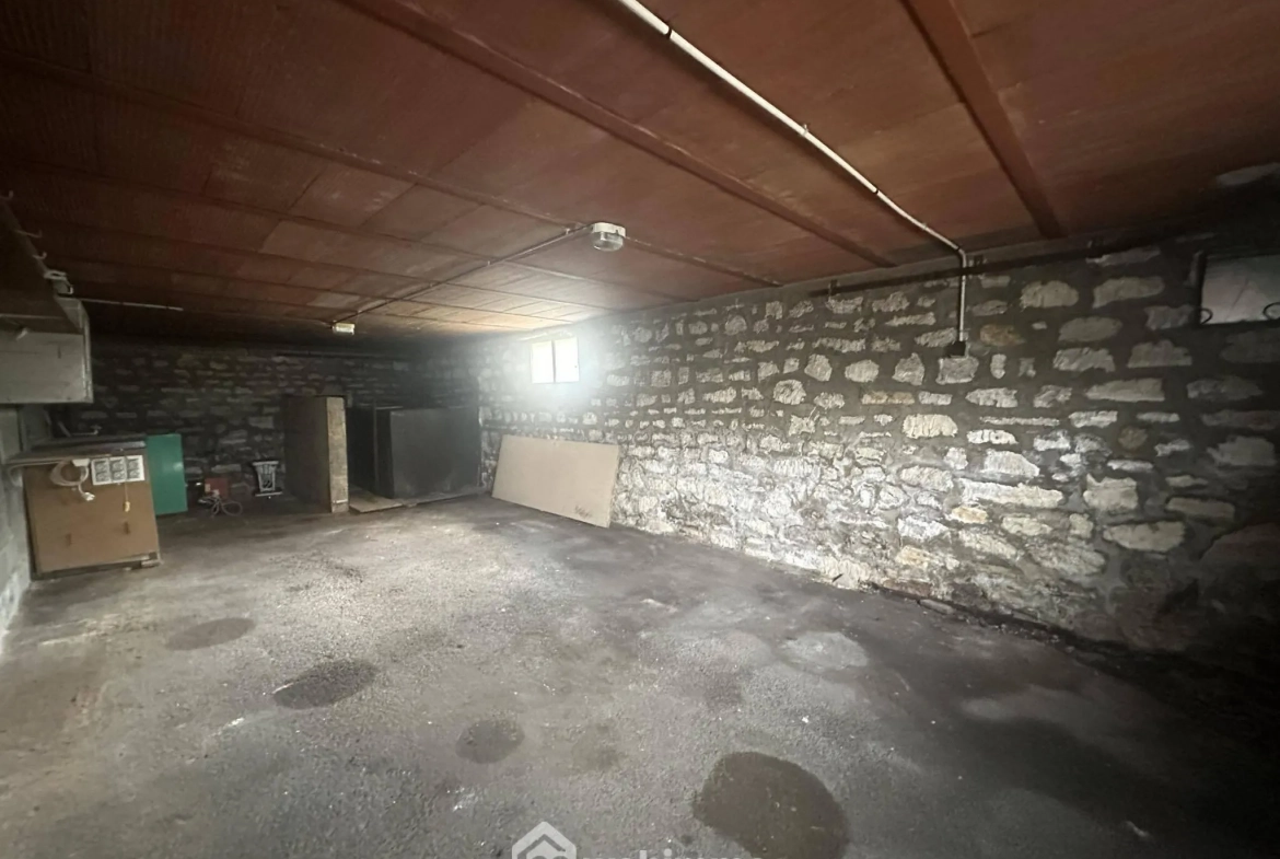 Maison de plain-pied avec sous-sol à Laon - 2 chambres, garage et atelier 