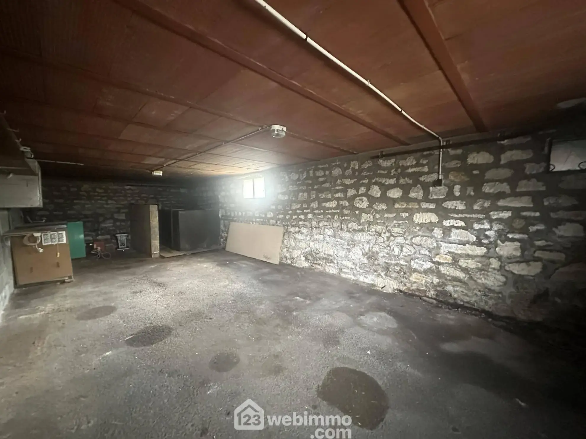 Maison de plain-pied avec sous-sol à Laon - 2 chambres, garage et atelier 