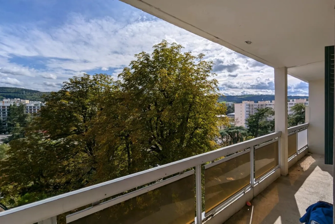Appartement T3-T4 de 70 m² à Saint-Étienne avec grand balcon et vue 