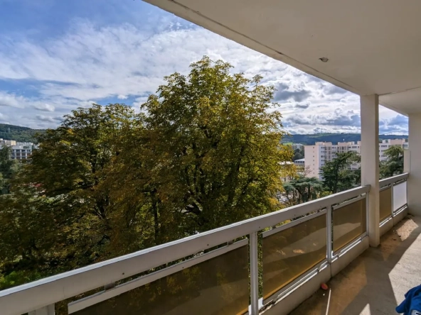 Appartement T3-T4 de 70 m² à Saint-Étienne avec grand balcon et vue