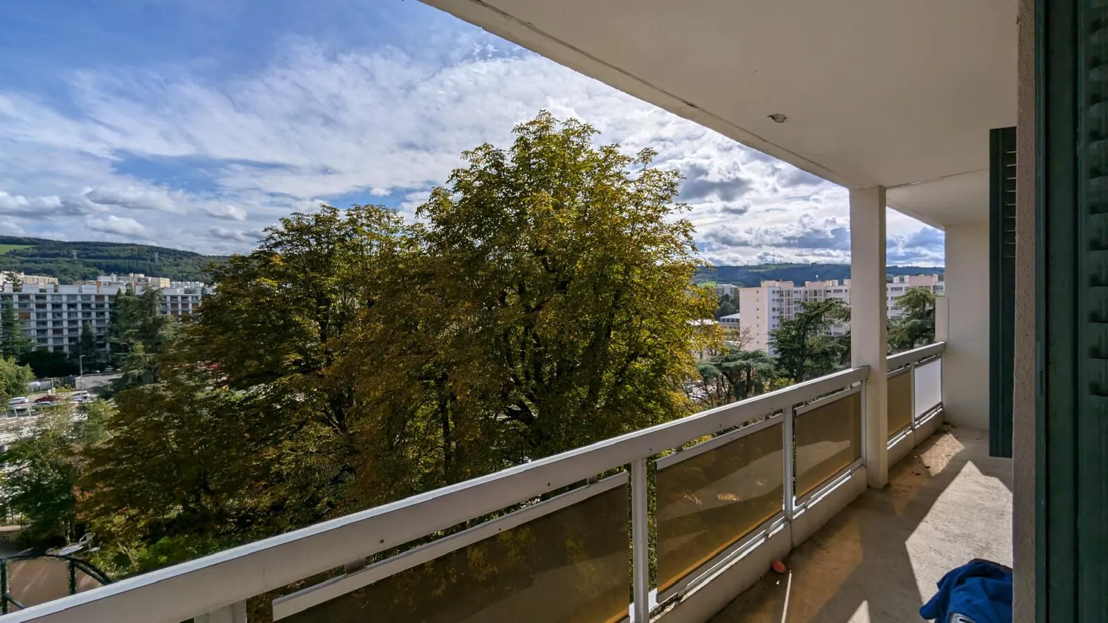 Appartement T3-T4 de 70 m² à Saint-Étienne avec grand balcon et vue 