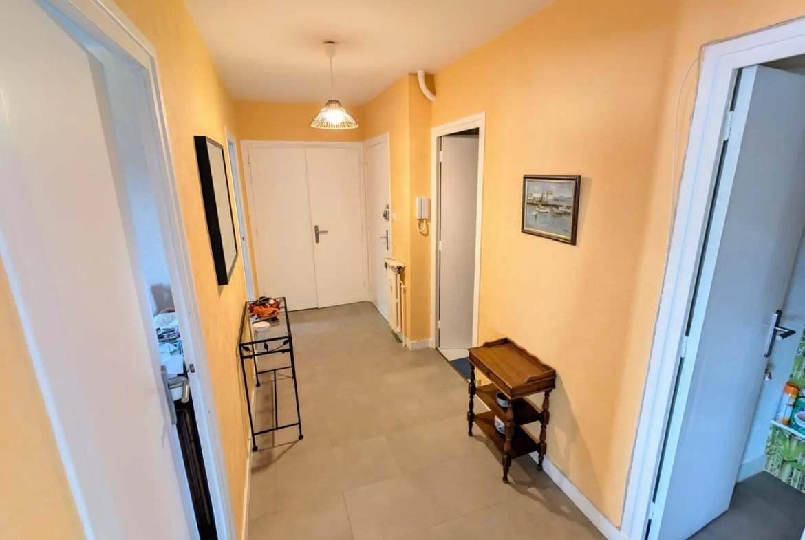 Appartement T3-T4 de 70 m² à Saint-Étienne avec grand balcon et vue 