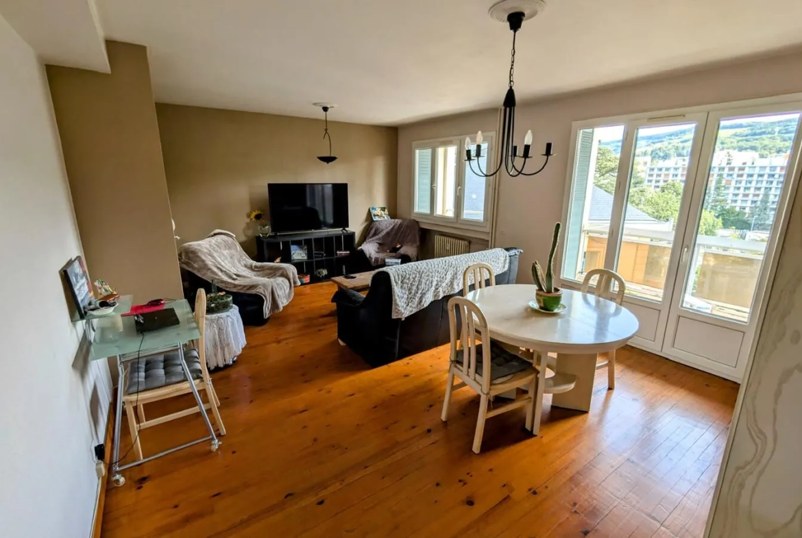 Appartement T3-T4 de 70 m² à Saint-Étienne avec grand balcon et vue 