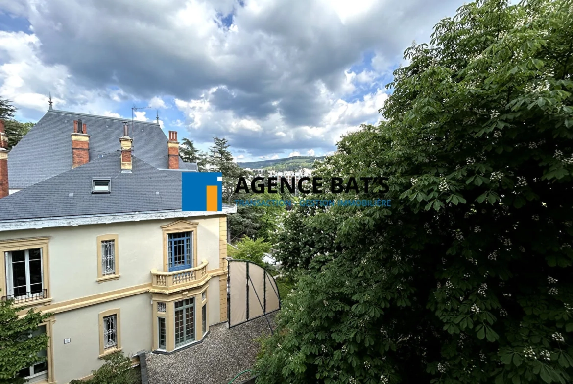 Appartement T3-T4 de 70 m² à Saint-Étienne avec grand balcon et vue 