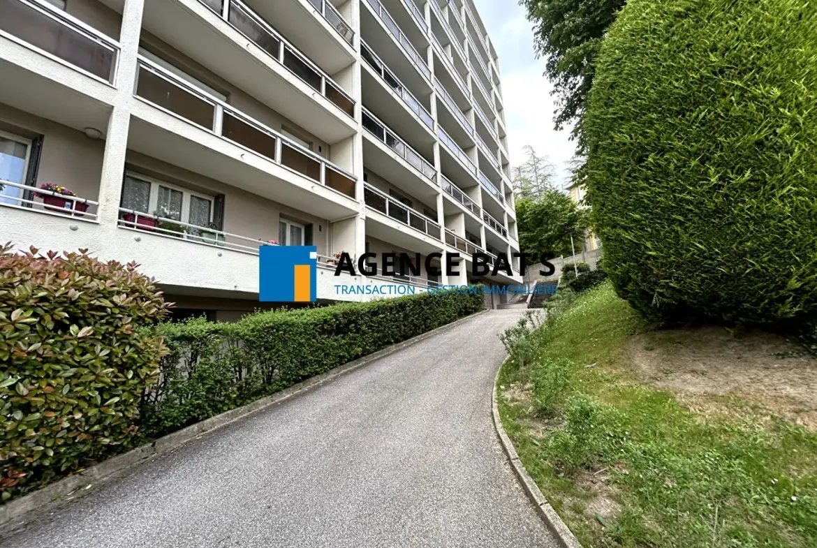 Appartement T3-T4 de 70 m² à Saint-Étienne avec grand balcon et vue 