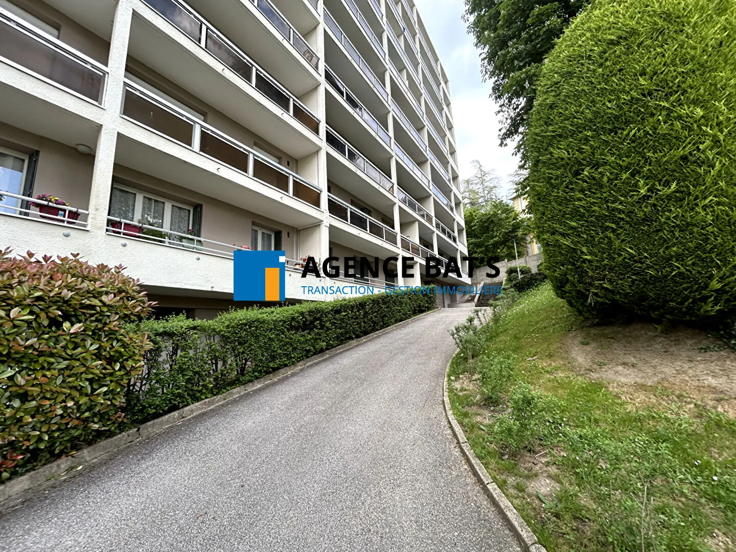 Appartement T3-T4 de 70 m² à Saint-Étienne avec grand balcon et vue 