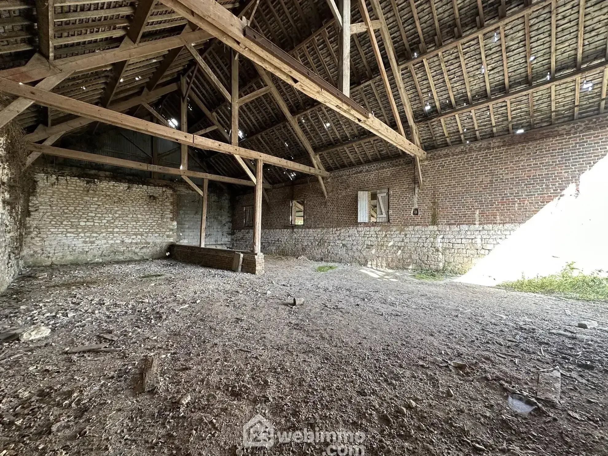 Grande grange à aménager de 160 m² à Chalandry - Potentiel de rénovation immobilier 