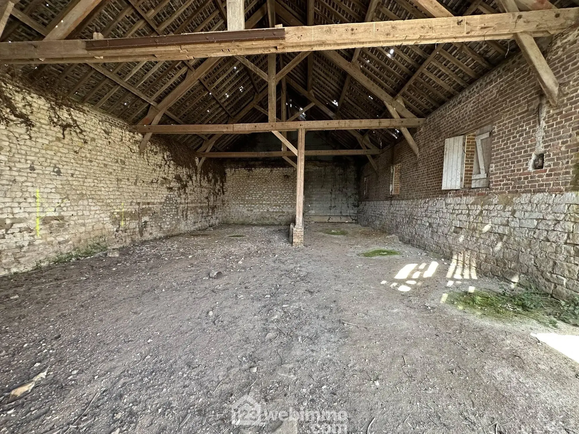 Grande grange à aménager de 160 m² à Chalandry - Potentiel de rénovation immobilier 