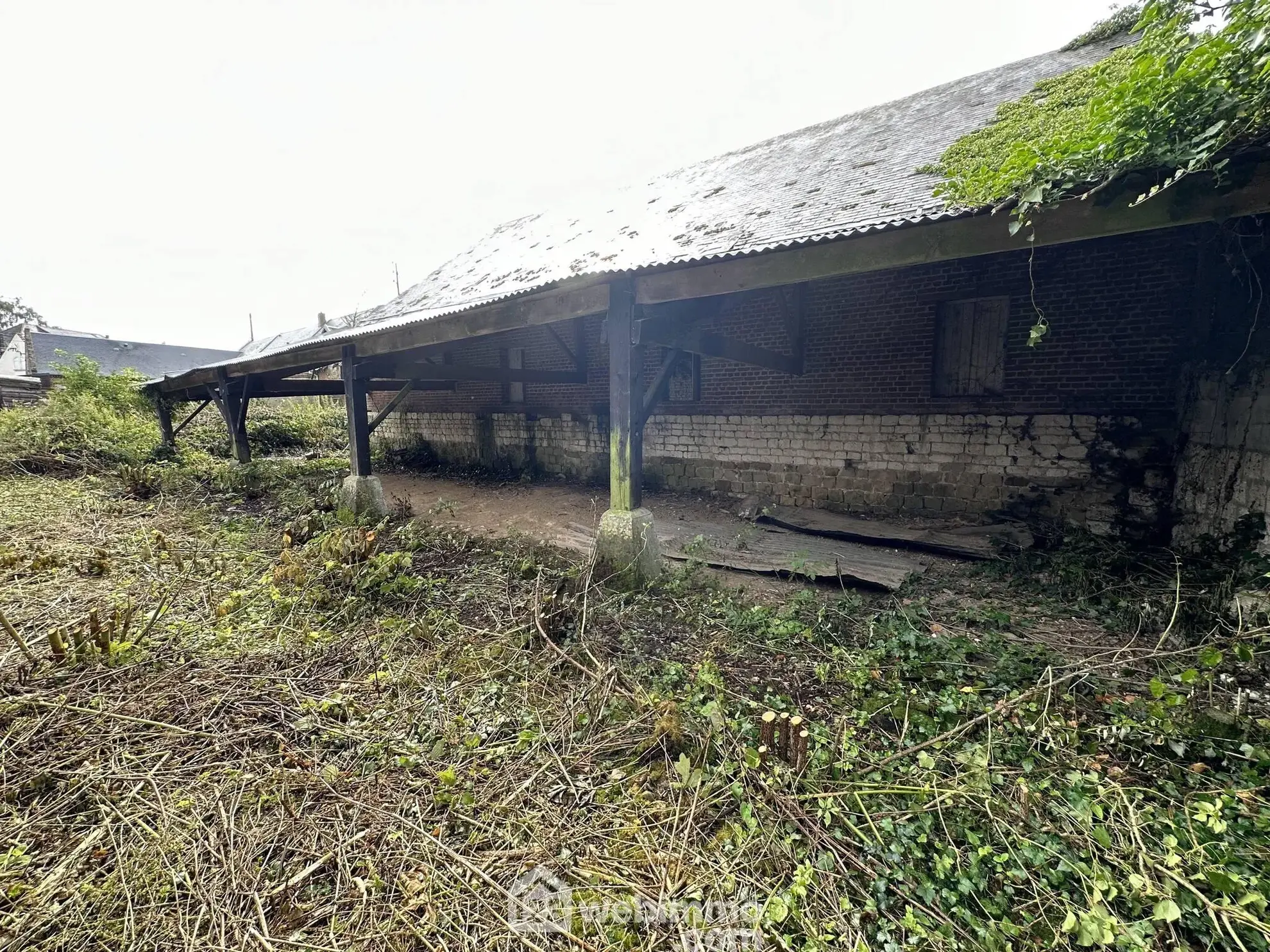 Grande grange à aménager de 160 m² à Chalandry - Potentiel de rénovation immobilier 