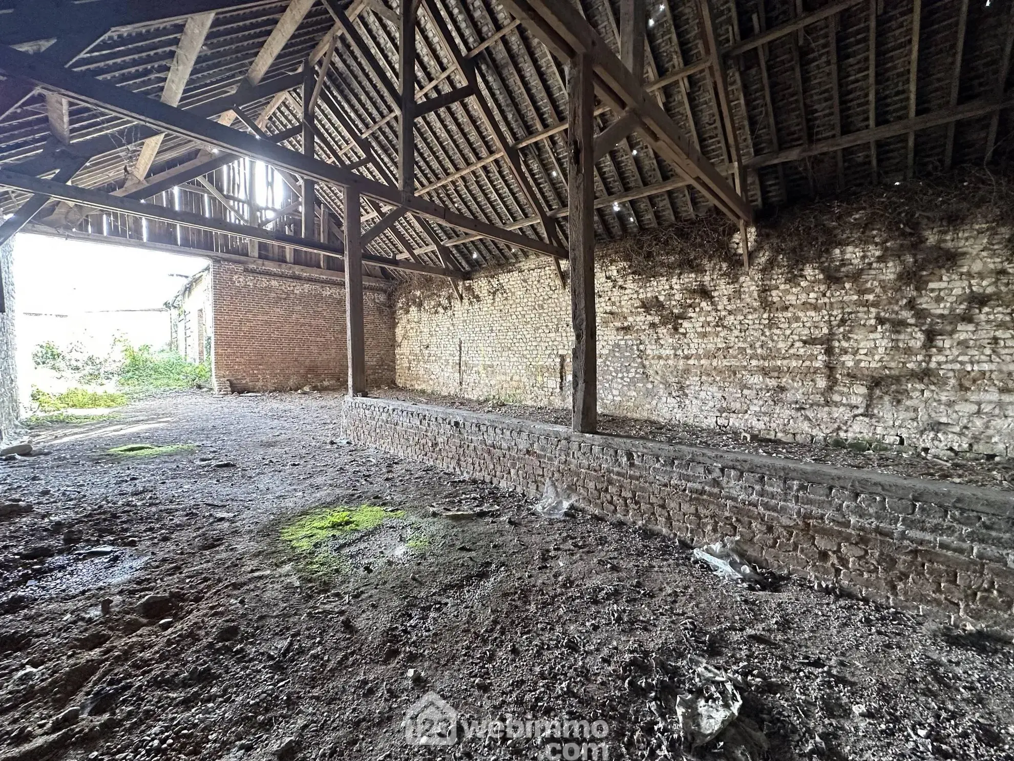 Grande grange à aménager de 160 m² à Chalandry - Potentiel de rénovation immobilier 