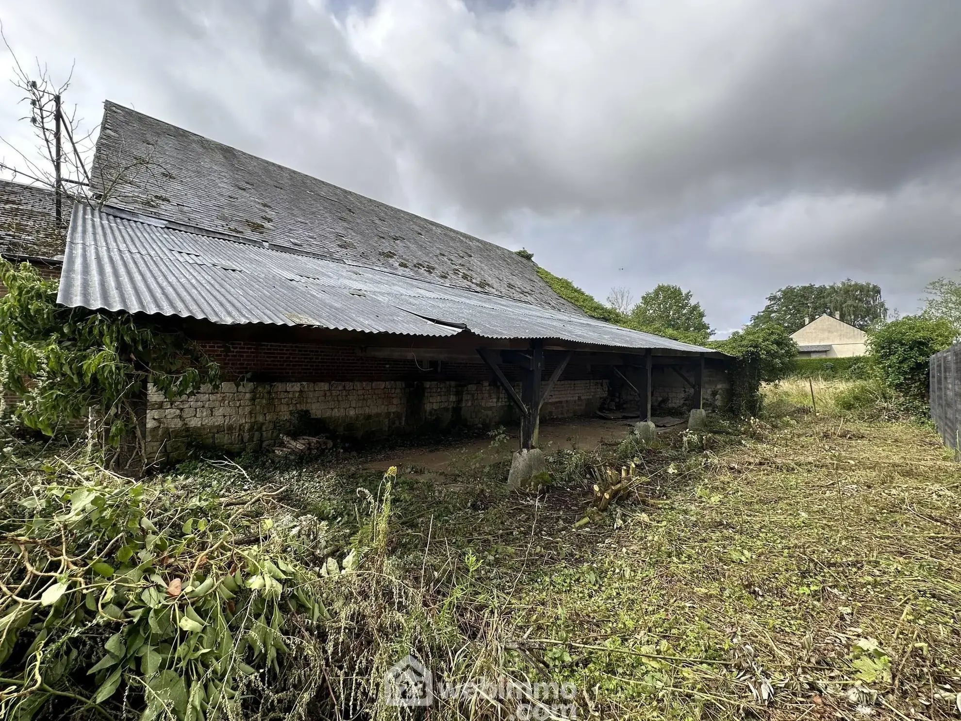 Grande grange à aménager de 160 m² à Chalandry - Potentiel de rénovation immobilier 