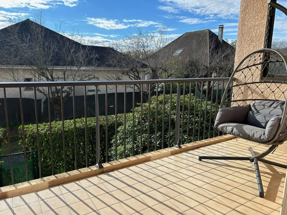 Appartement T3 à Pau avec terrasse, ascenseur et parking, proche Morlaas
