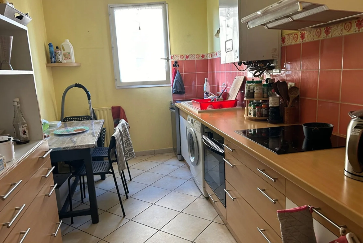 Appartement T3 à Pau avec terrasse, ascenseur et parking, proche Morlaas 