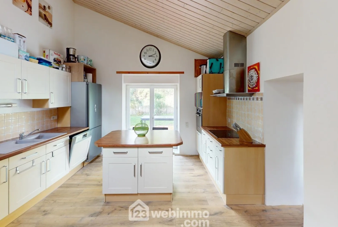 Belle maison rénovée de 124 m² avec piscine à Poiroux 