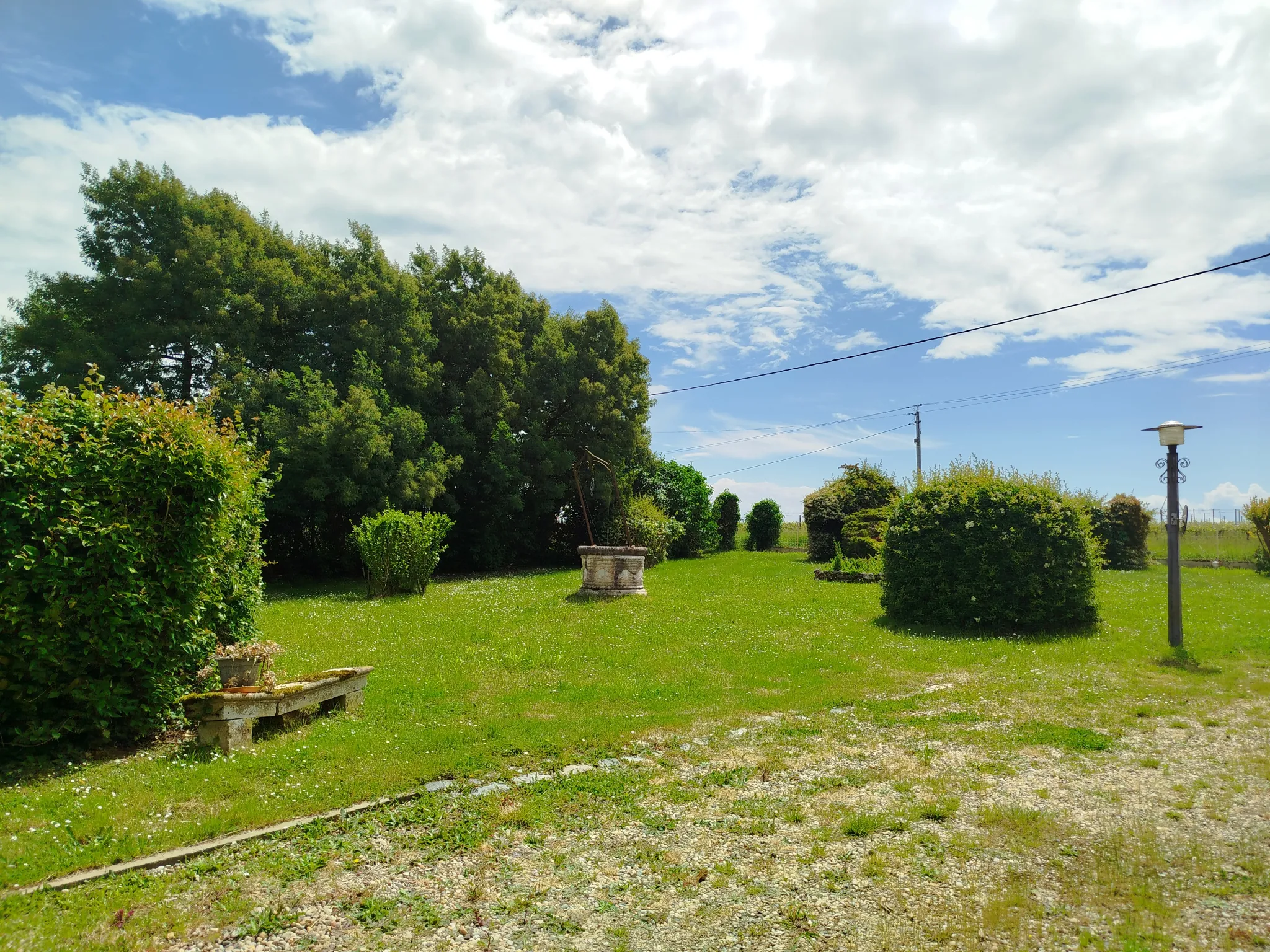 Charmante maison en pierre avec garage, cave et jardin à Doulezon 