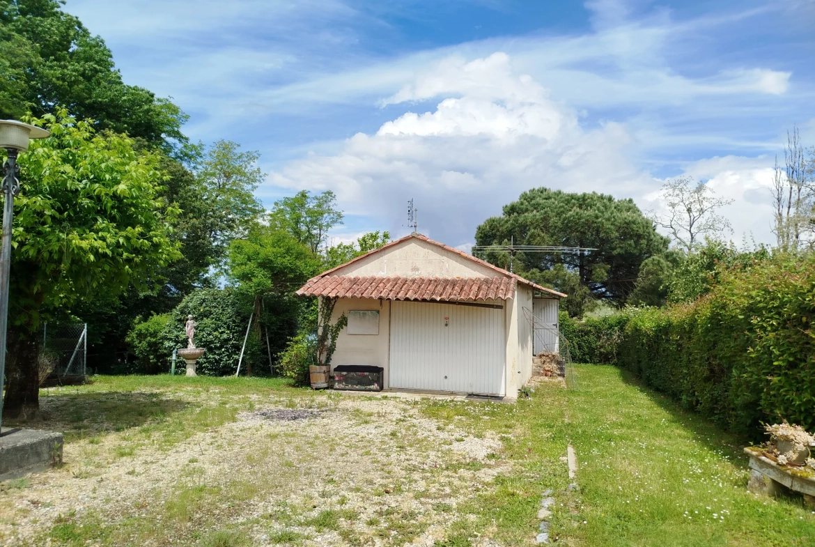 Charmante maison en pierre avec garage, cave et jardin à Doulezon 