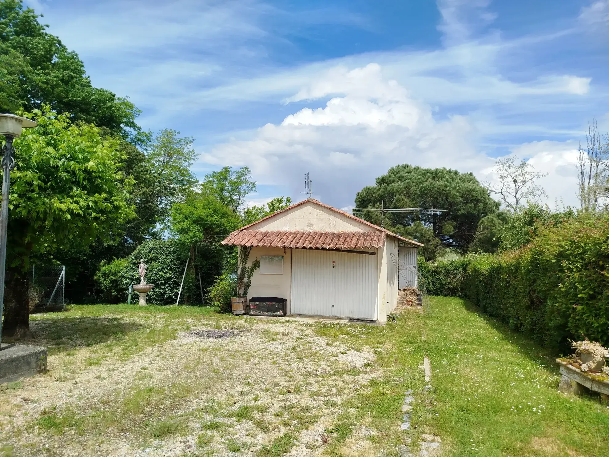 Charmante maison en pierre avec garage, cave et jardin à Doulezon 