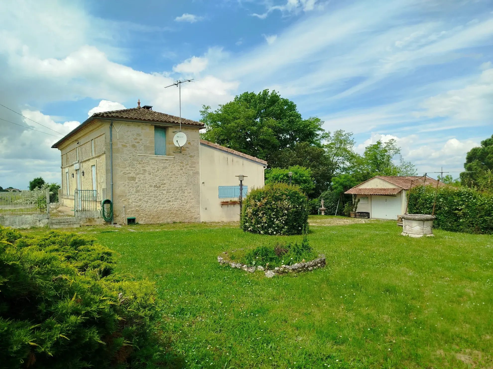 Charmante maison en pierre avec garage, cave et jardin à Doulezon 