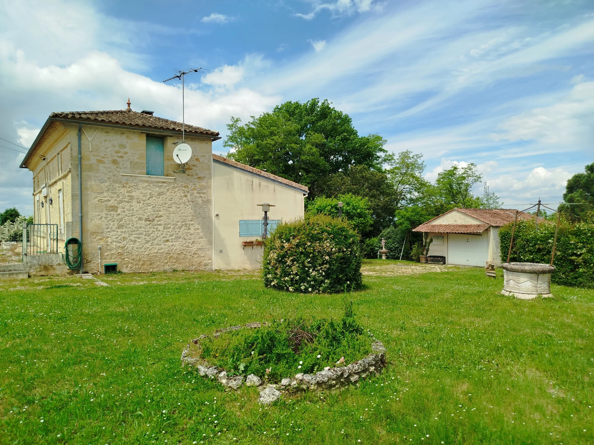Charmante maison en pierre avec garage, cave et jardin à Doulezon 