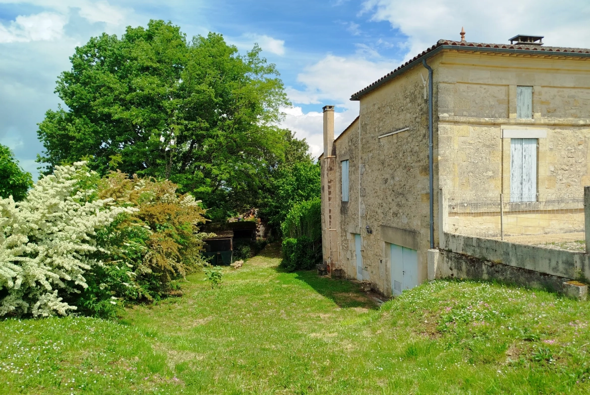 Charmante maison en pierre avec garage, cave et jardin à Doulezon 