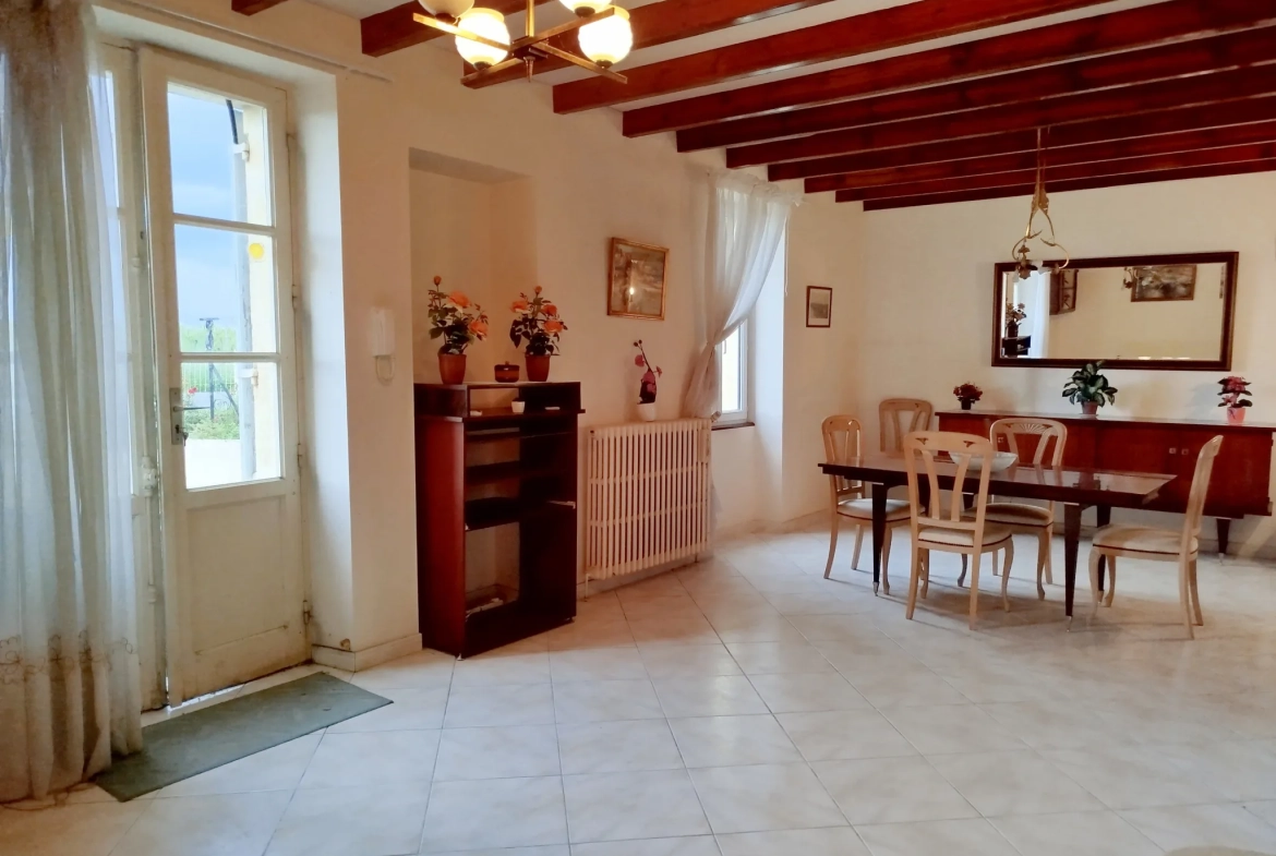 Charmante maison en pierre avec garage, cave et jardin à Doulezon 