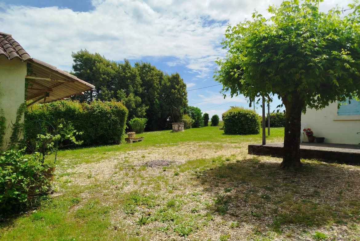 Charmante maison en pierre avec garage, cave et jardin à Doulezon 
