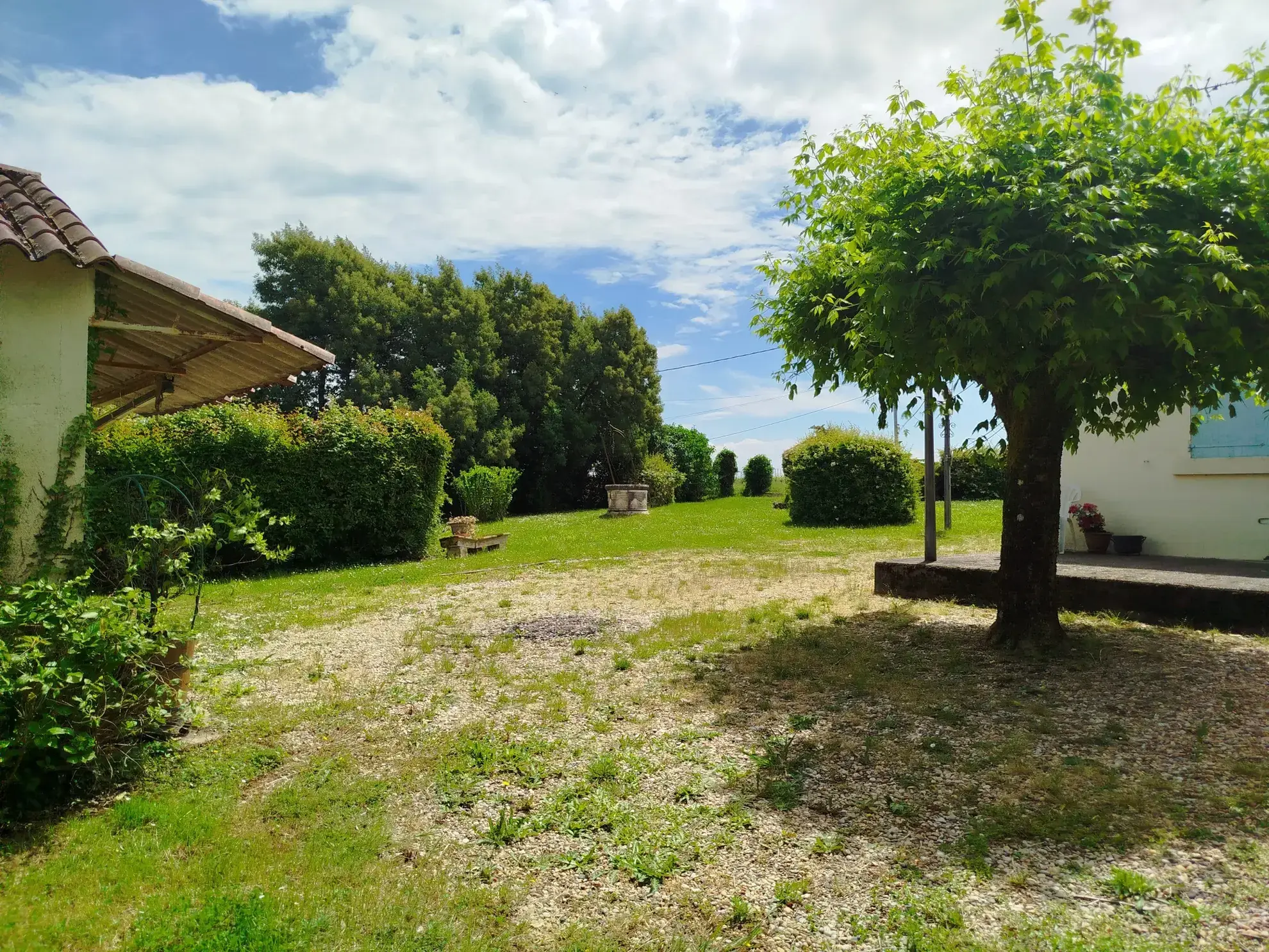 Charmante maison en pierre avec garage, cave et jardin à Doulezon 