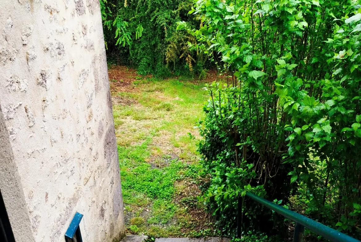 Charmante maison en pierre avec garage, cave et jardin à Doulezon 