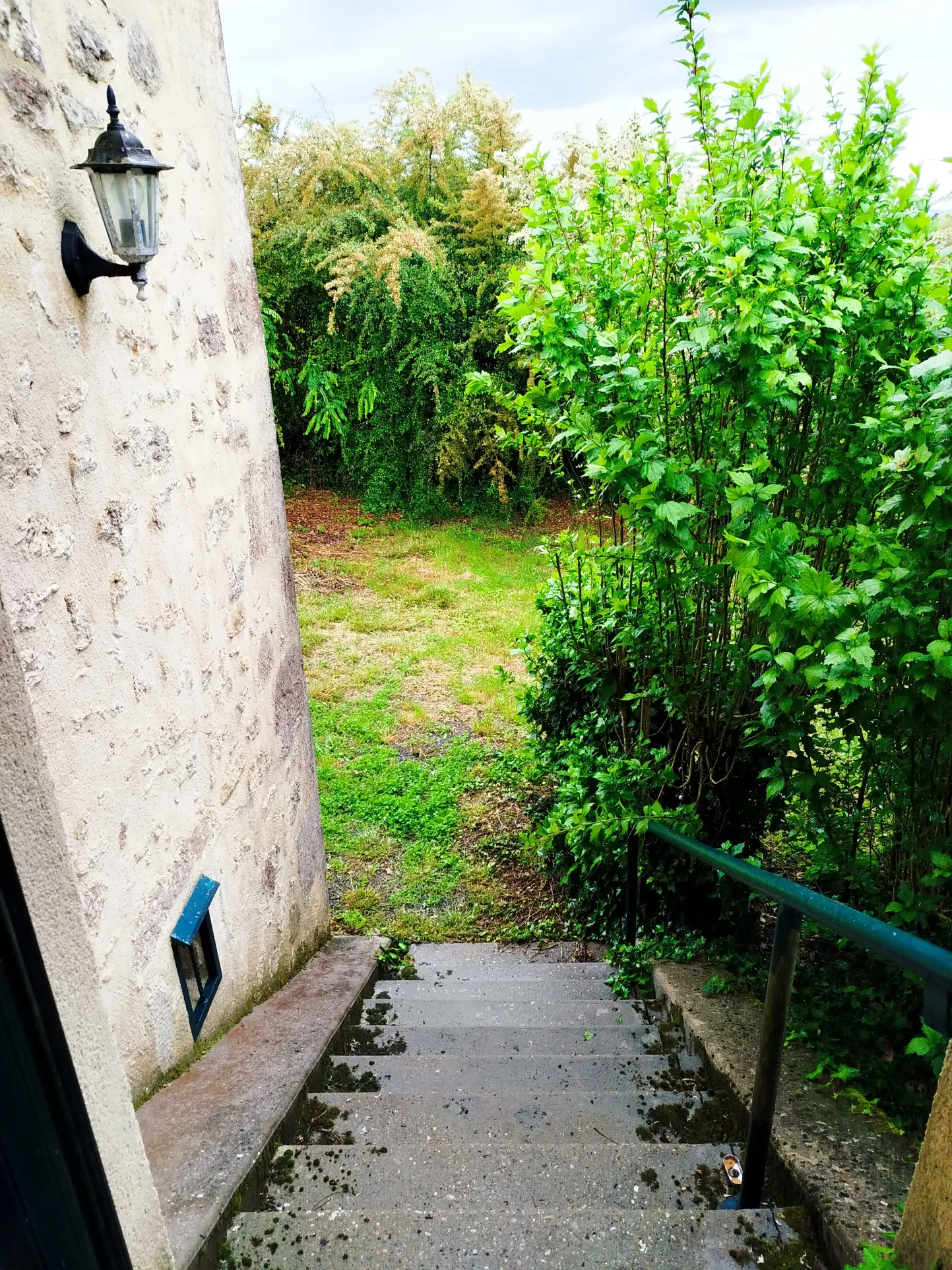 Charmante maison en pierre avec garage, cave et jardin à Doulezon 