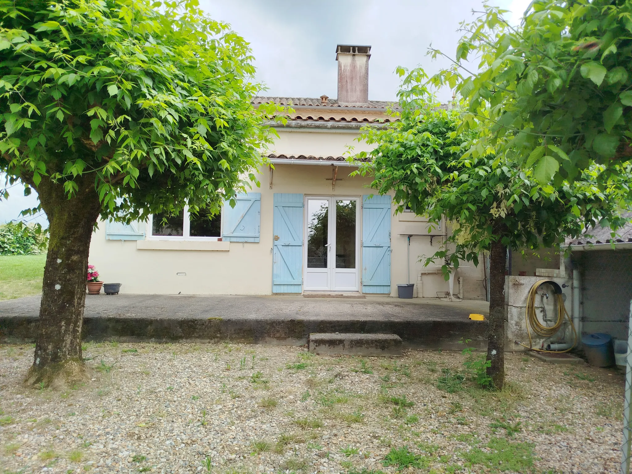 Charmante maison en pierre avec garage, cave et jardin à Doulezon 