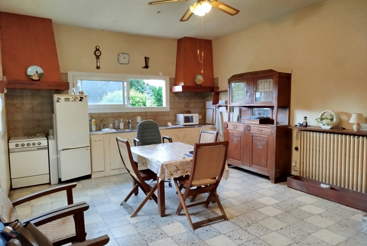 Charmante maison en pierre avec garage, cave et jardin à Doulezon 