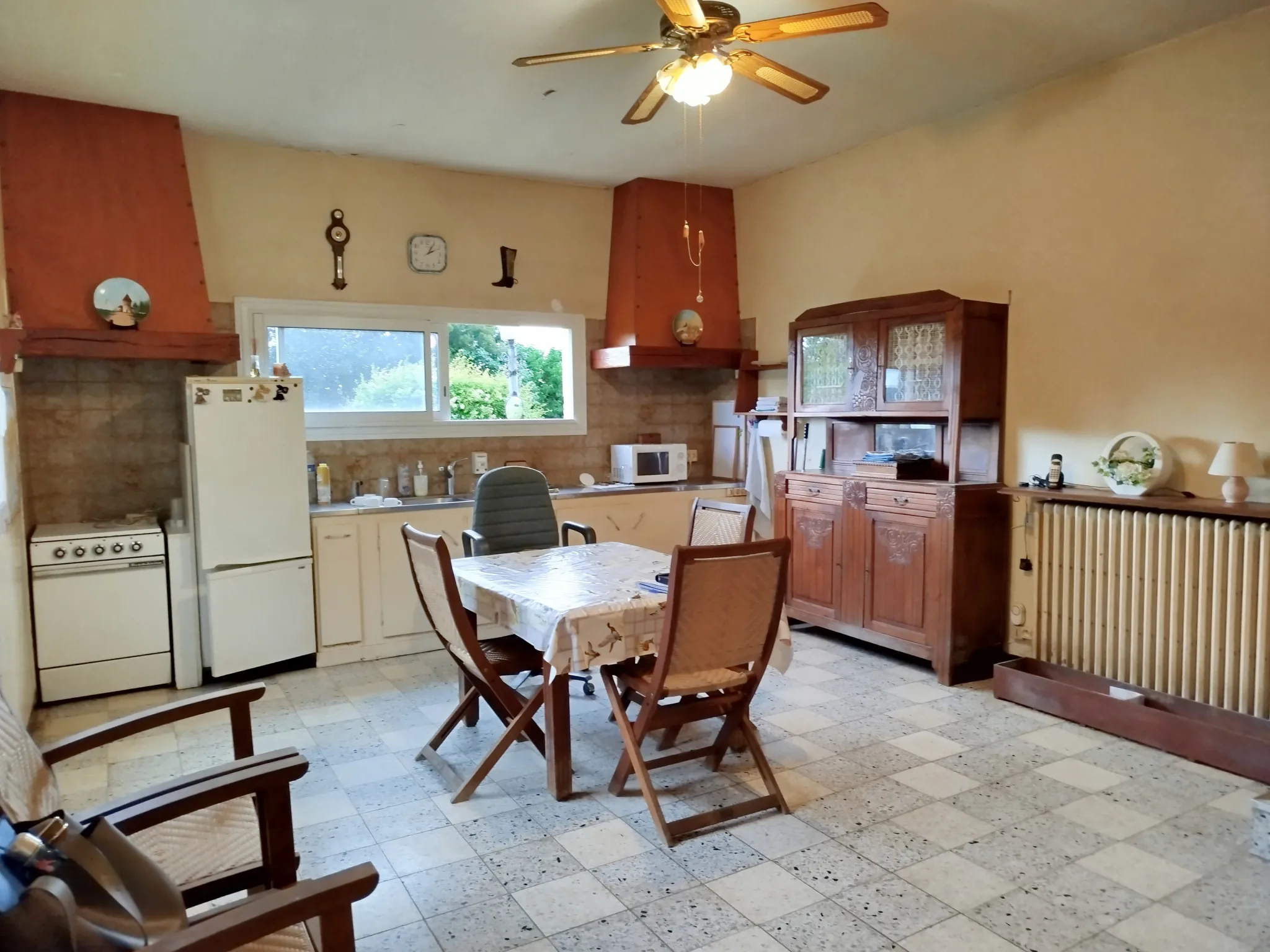 Charmante maison en pierre avec garage, cave et jardin à Doulezon 