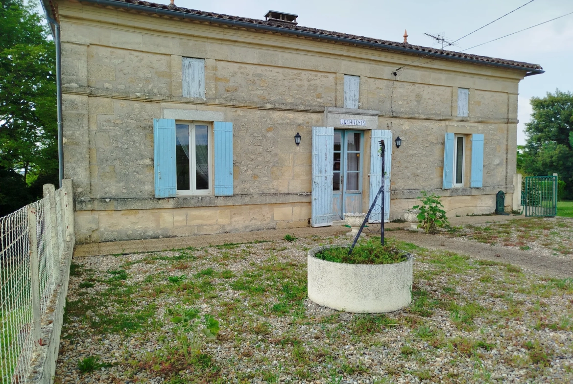 Charmante maison en pierre avec garage, cave et jardin à Doulezon 