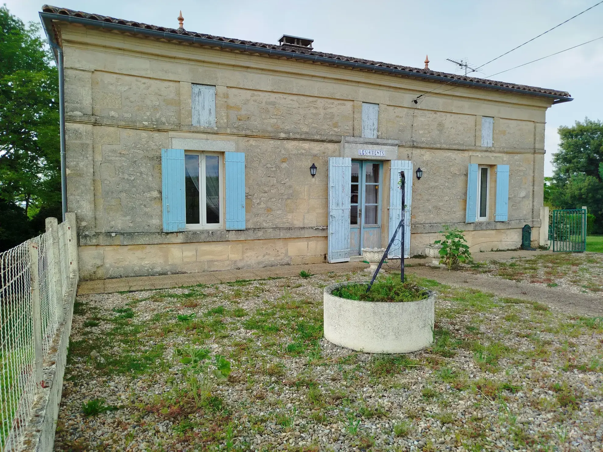Charmante maison en pierre avec garage, cave et jardin à Doulezon 