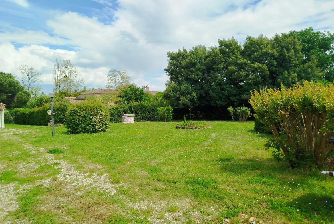 Charmante maison en pierre avec garage, cave et jardin à Doulezon 