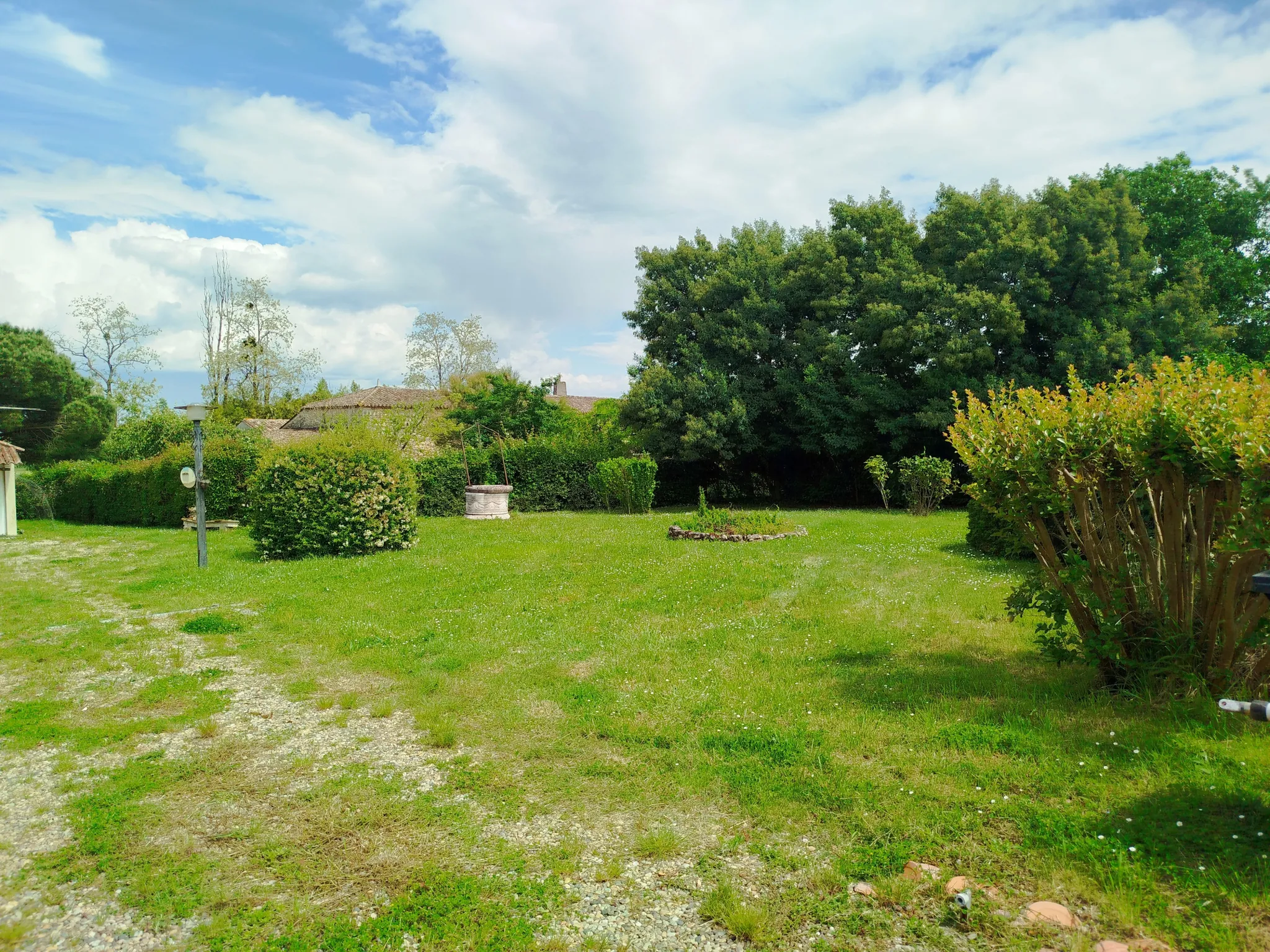 Charmante maison en pierre avec garage, cave et jardin à Doulezon 
