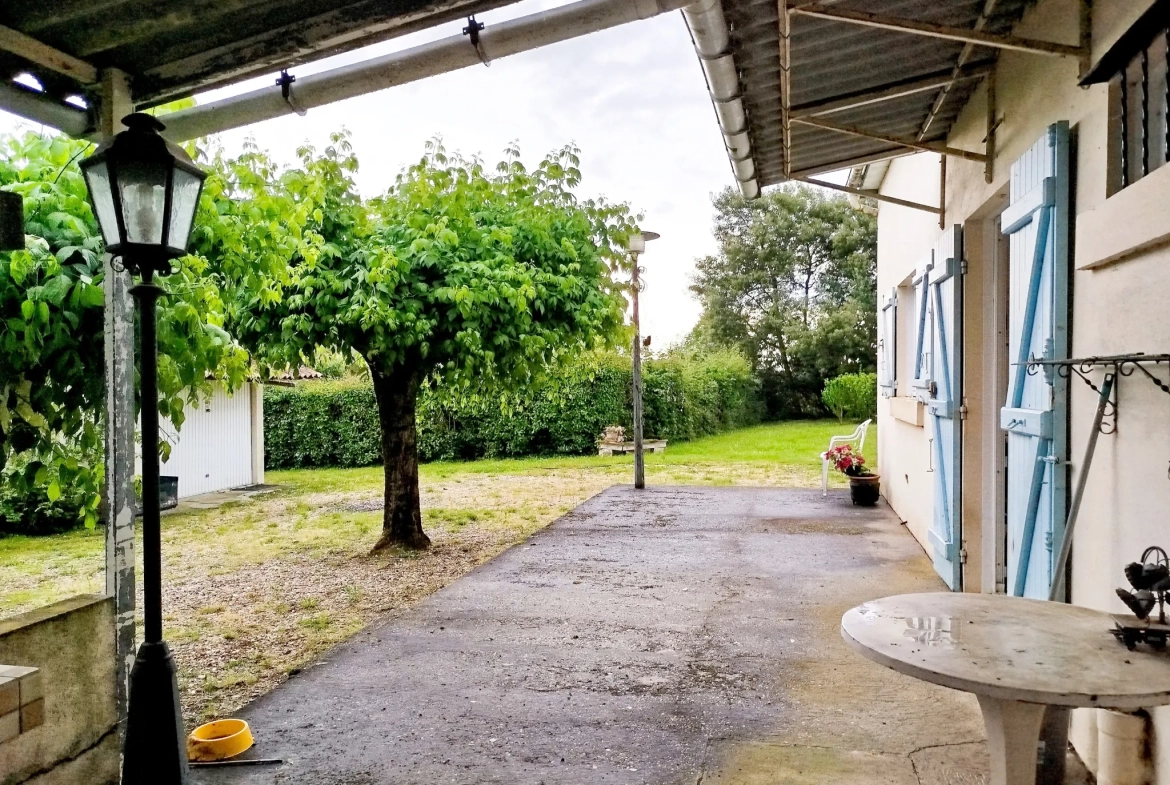 Charmante maison en pierre avec garage, cave et jardin à Doulezon 