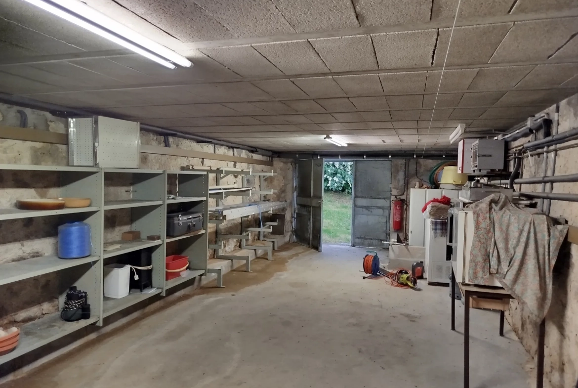 Charmante maison en pierre avec garage, cave et jardin à Doulezon 
