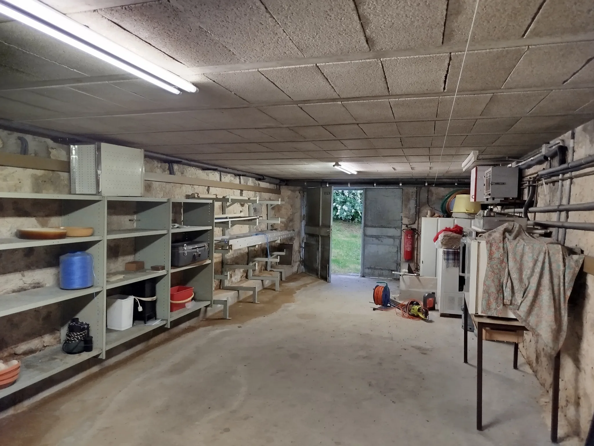 Charmante maison en pierre avec garage, cave et jardin à Doulezon 