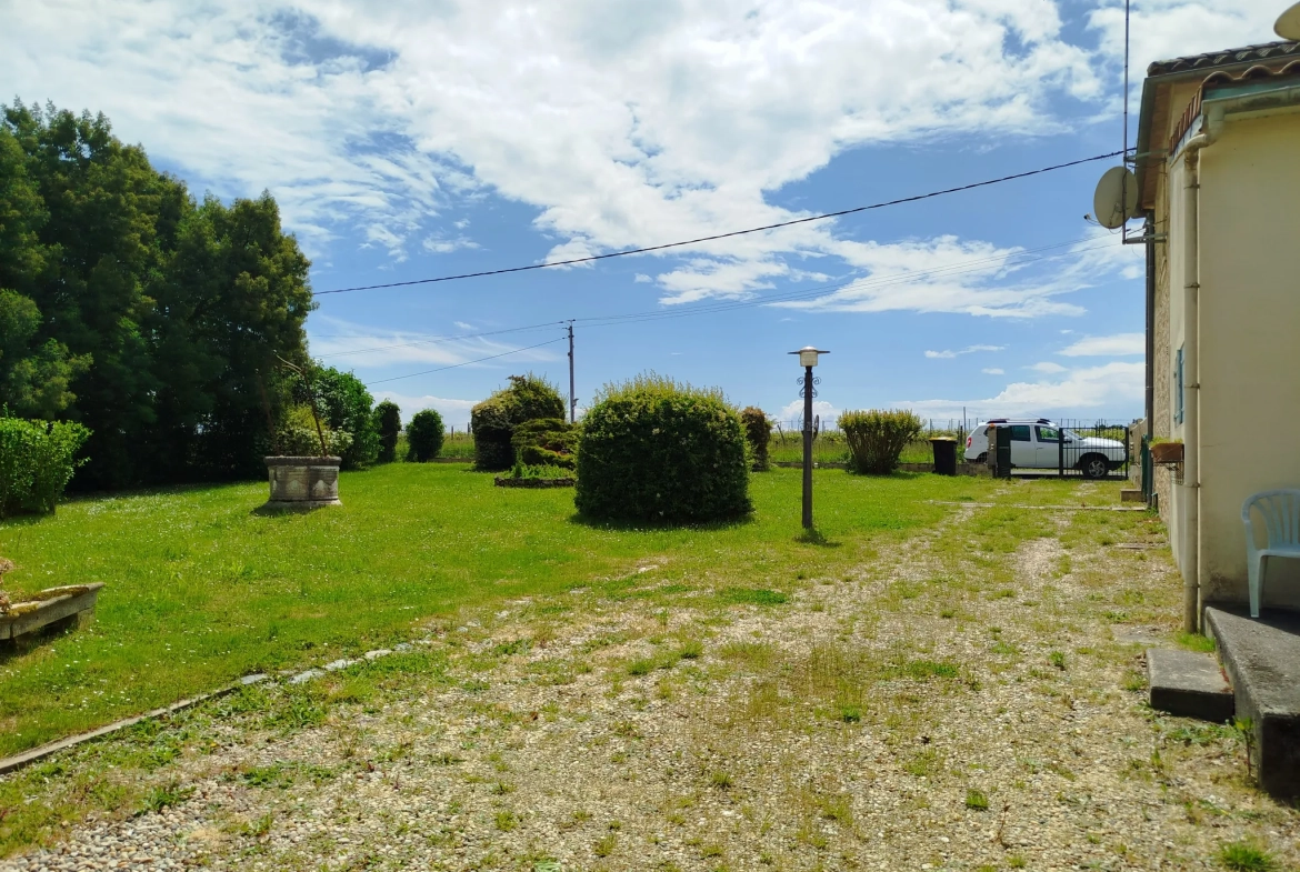 Charmante maison en pierre avec garage, cave et jardin à Doulezon 