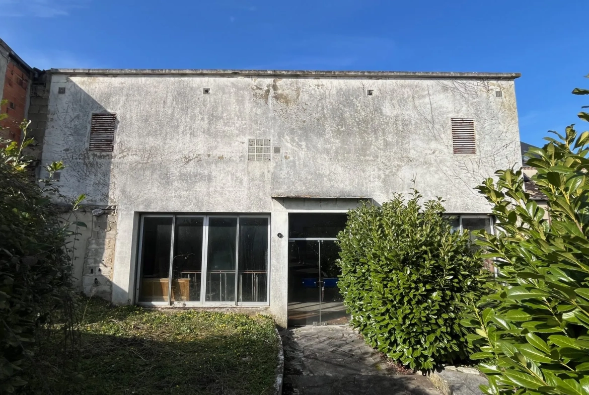 Grand local de 200 m² avec 5 garages loués à Sceaux-sur-Huisne 