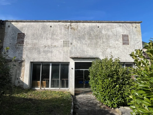 Grand local de 200 m² avec 5 garages loués à Sceaux-sur-Huisne