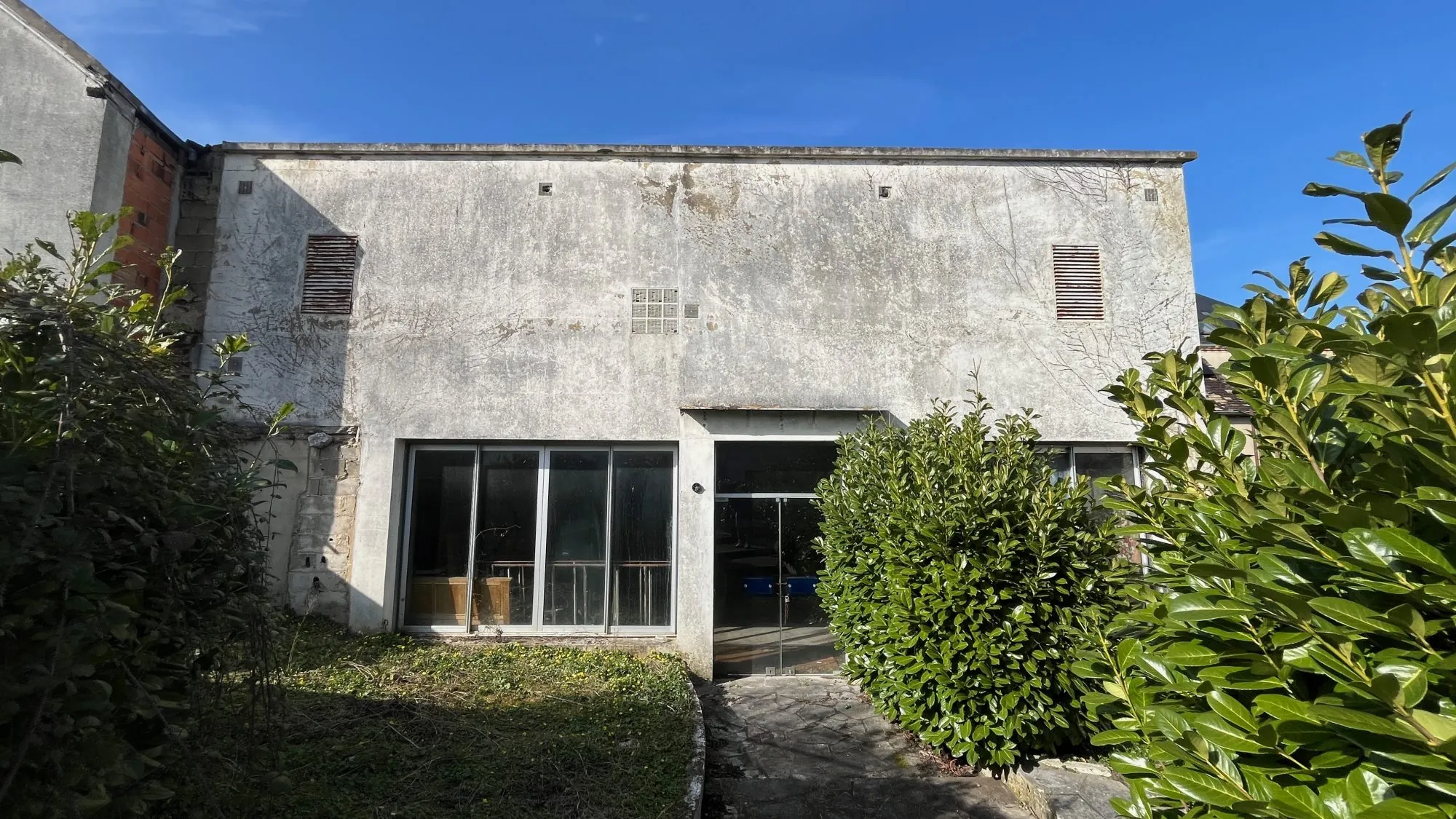 Grand local de 200 m² avec 5 garages loués à Sceaux-sur-Huisne 